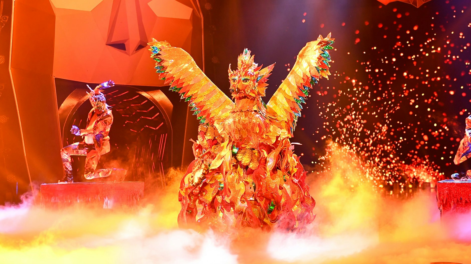 Welcher Promi steckt im Phönix-Kostüm? Das fragen sich viele Zuschauer von The Masked Singer.