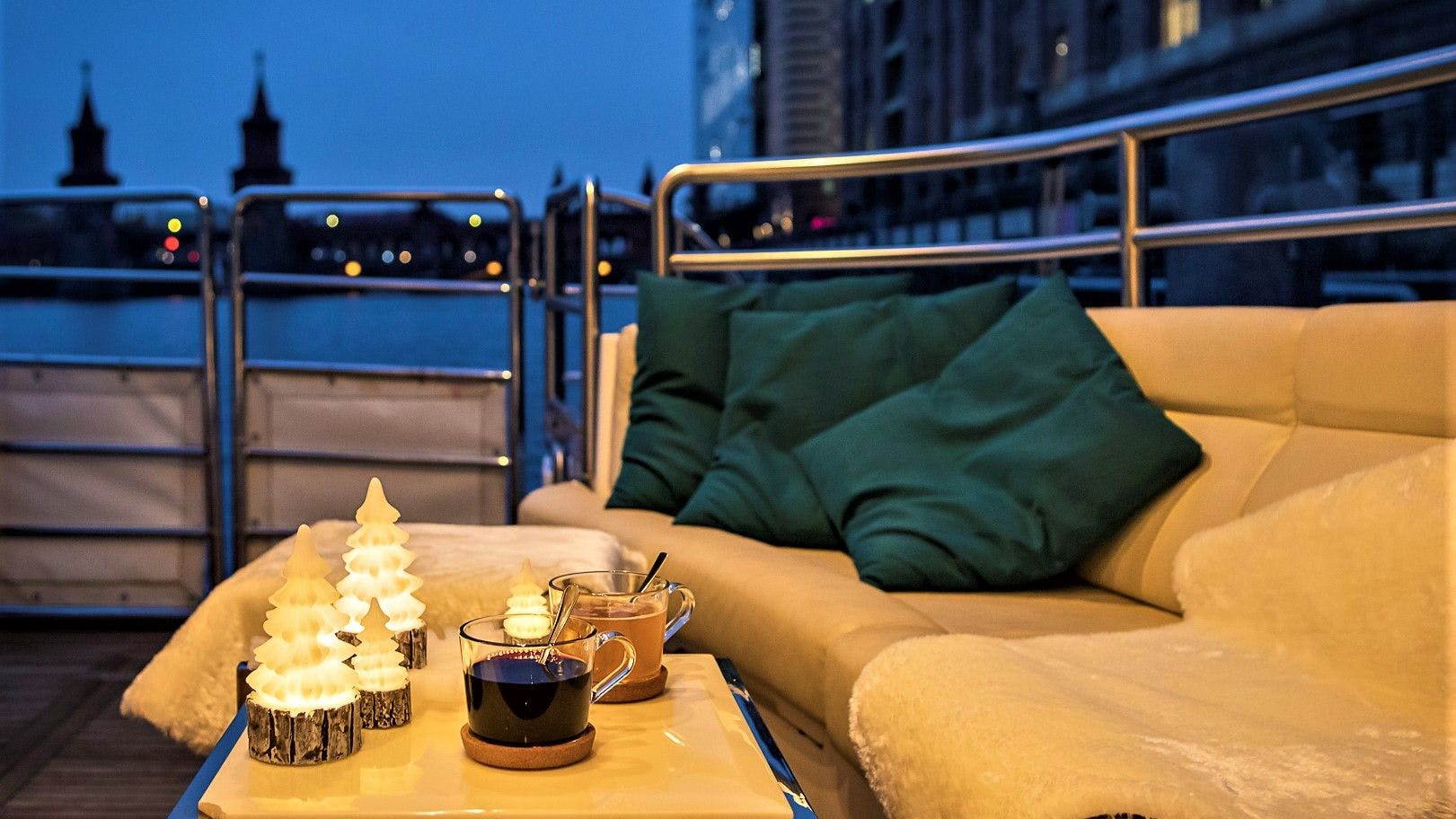 Erleben Sie besinnliche Stunden auf dem festlich geschmückten Solarschiff.