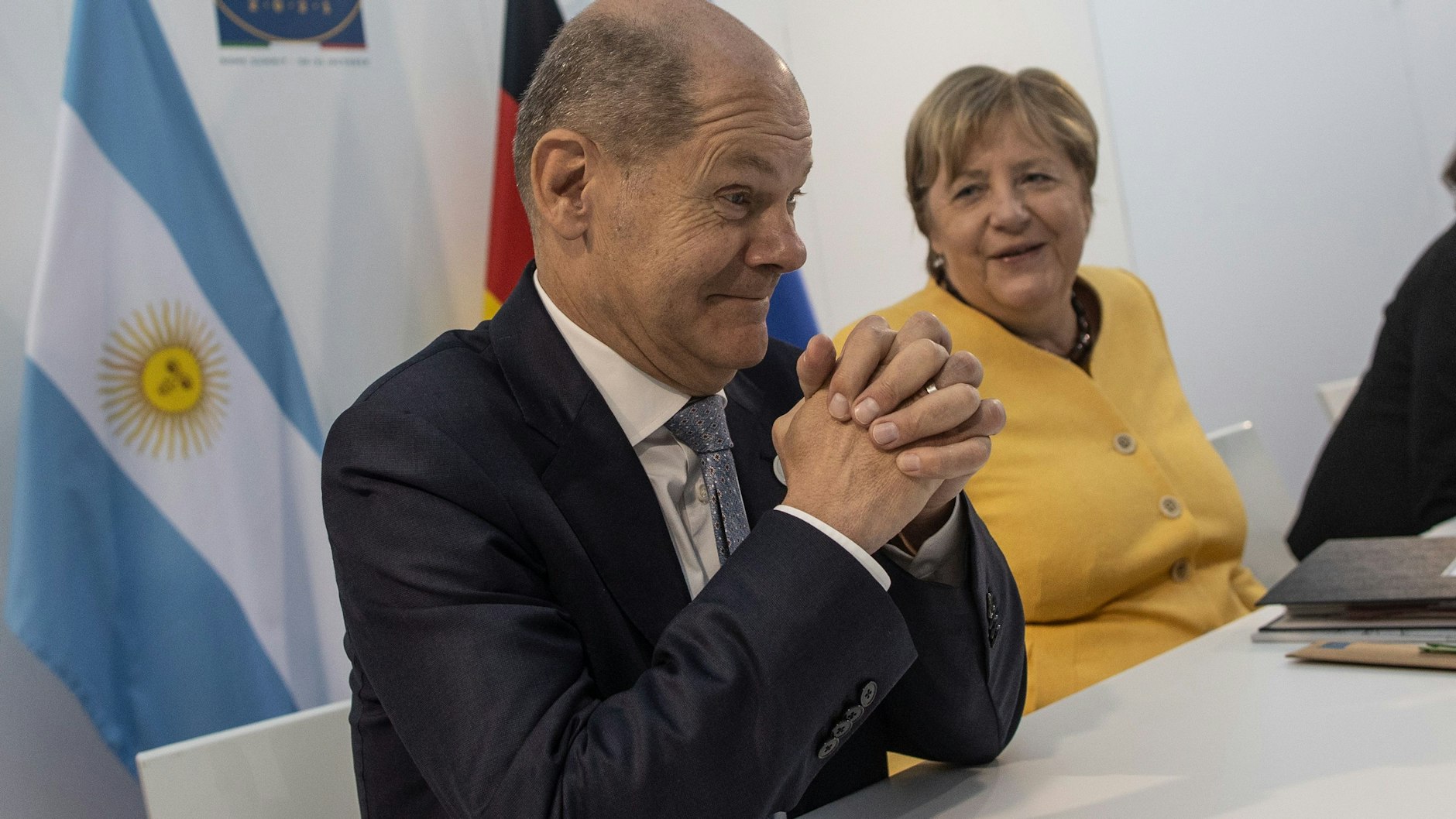 Noch-Kanzlerin Angela Merkel (CDU) und ihr möglicher Nachfolger Olaf Scholz (SPD) vertreten Deutschland gemeinsam in Rom.