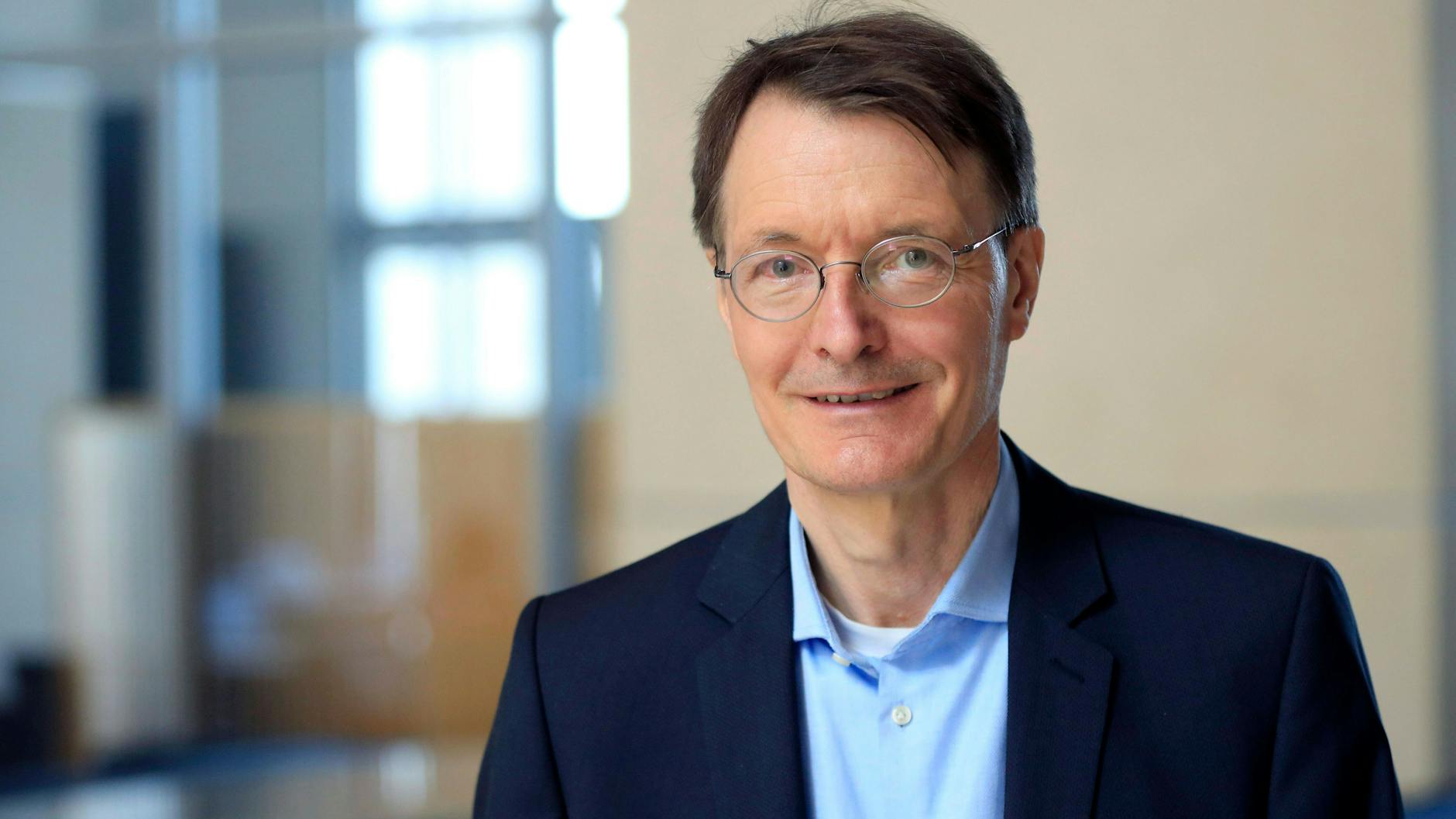 SPD-Gesundheitspolitiker Karl Lauterbach plädiert für die Wiedereröffnung der Impfzentren.