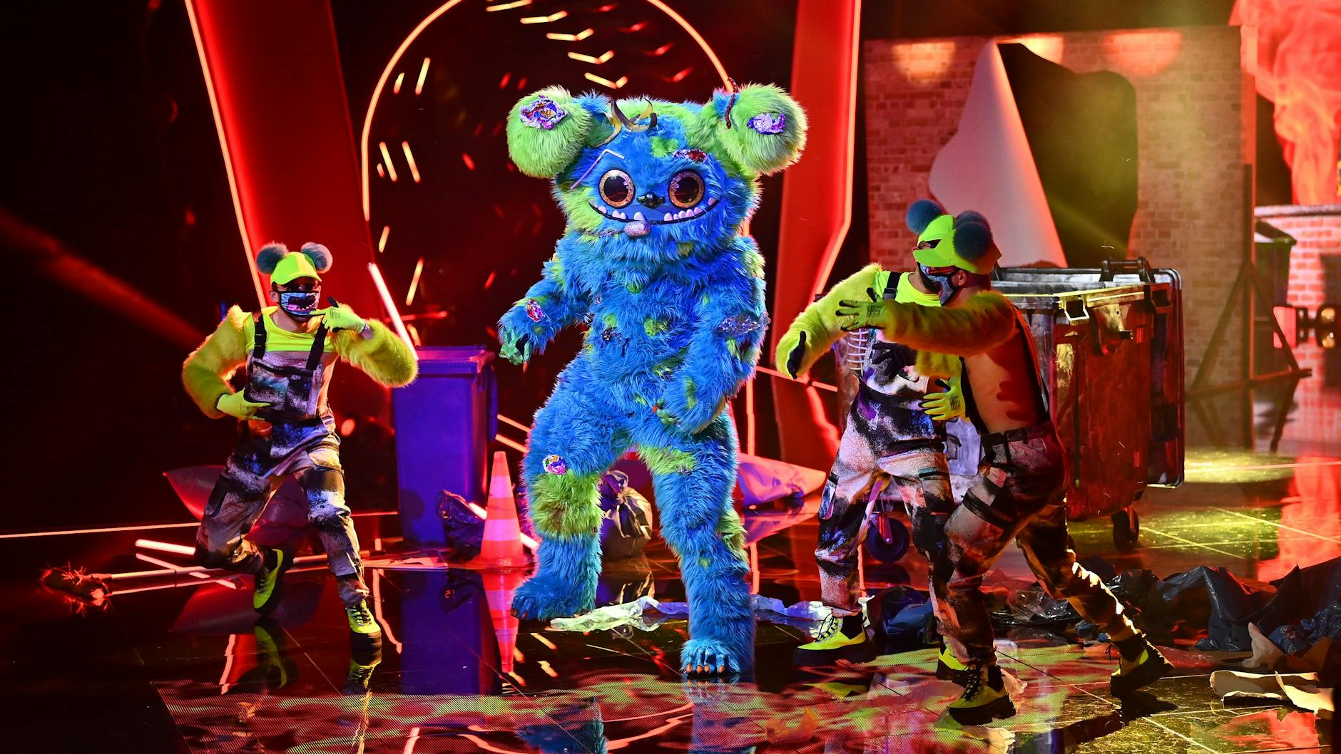 Das Müll-Monster Mülli Müller verließ beim Auftritt auf der „Masked Singer“-Bühne erstmals die Tonne.