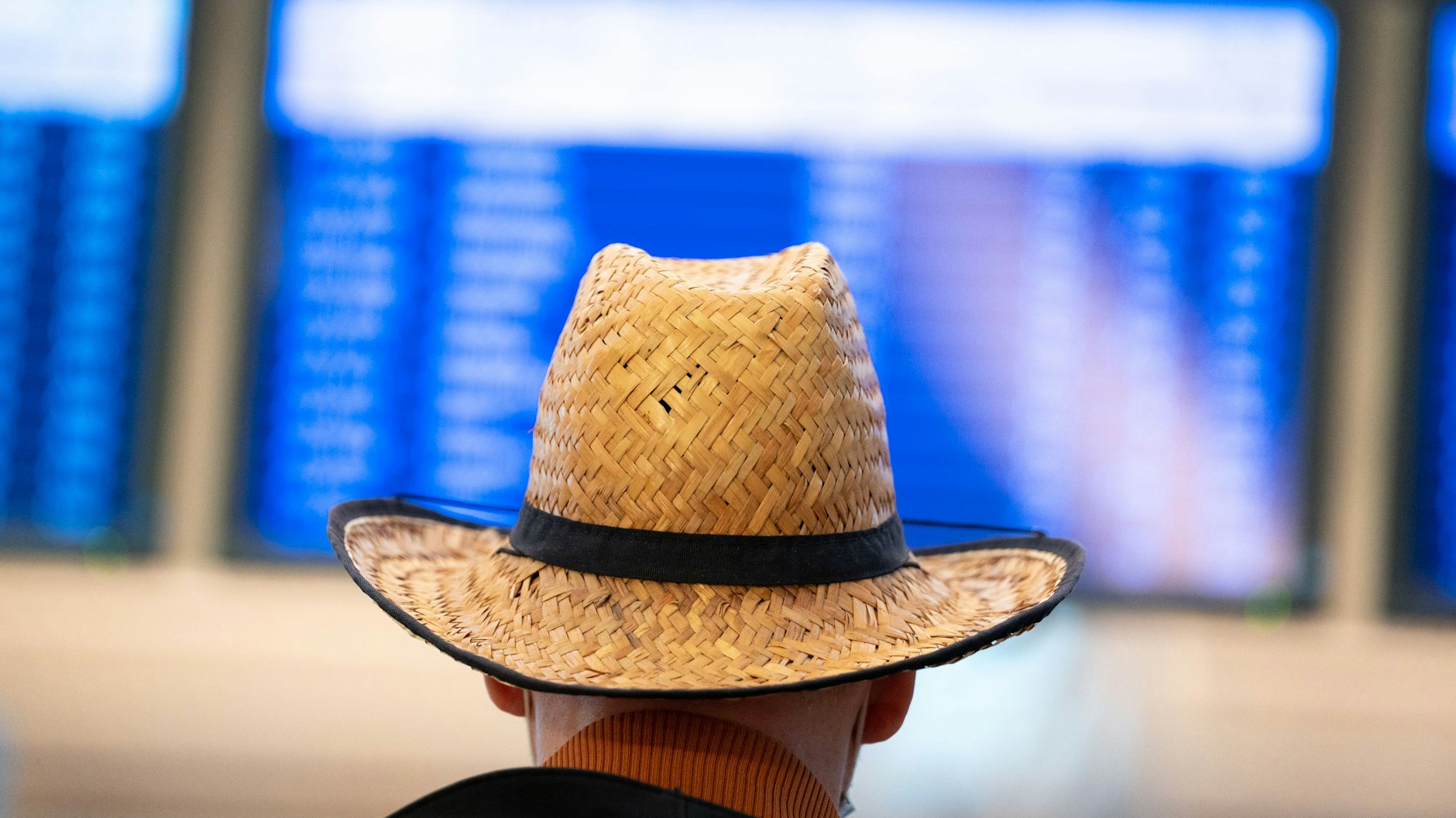 Reisen trotz Pandemie? Ein Urlauber blickt am Flughafen auf die Anzeigetafel der Abflüge (Symbolbild).&nbsp;