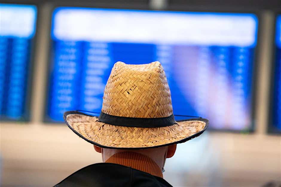 Reisen trotz Pandemie? Ein Urlauber blickt am Flughafen auf die Anzeigetafel der Abflüge (Symbolbild).&nbsp;