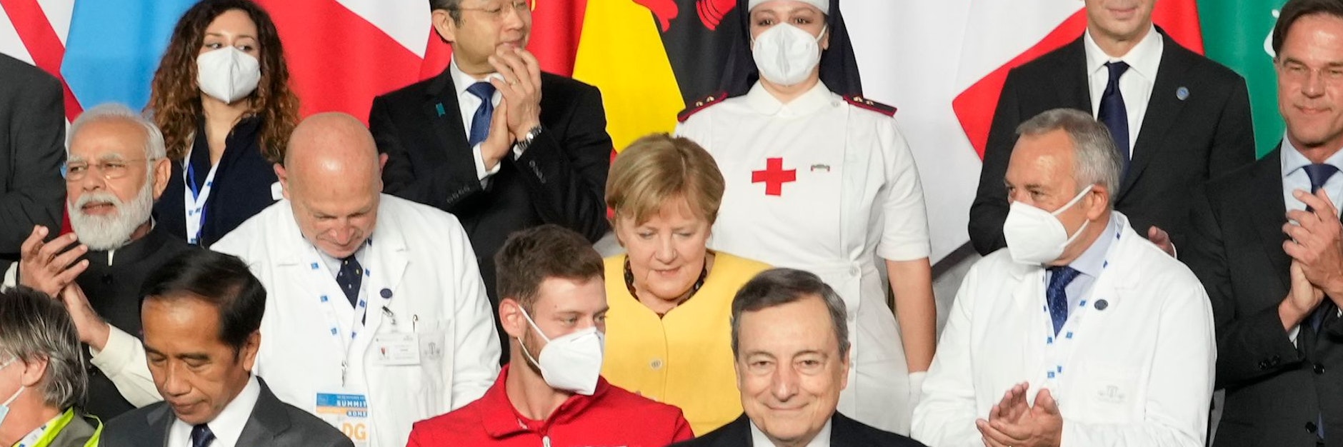 Zum Gruppenfoto durften Corona-Helfer mit den Staats- und Regierungschefs aufs Podest.