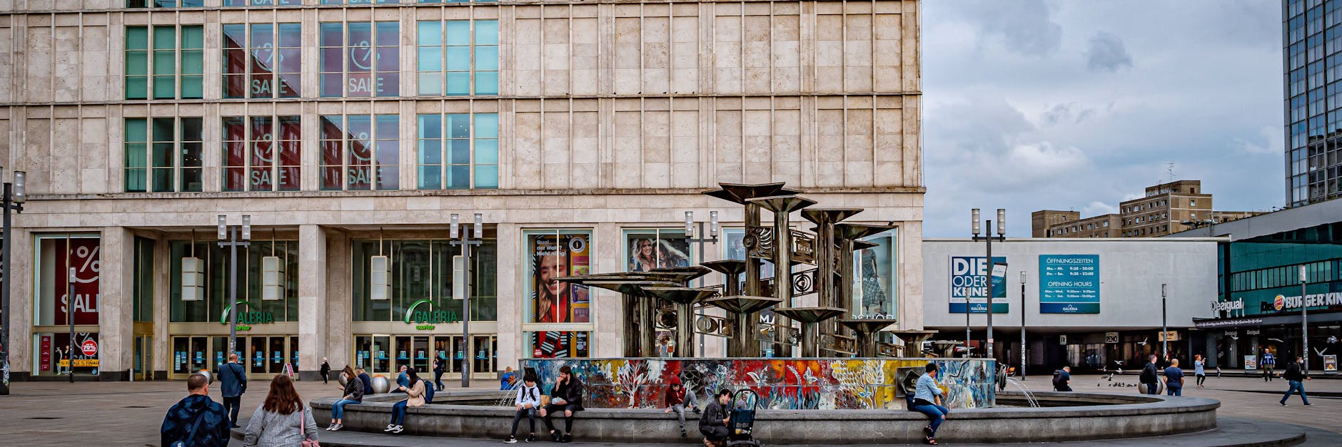 Das Warenhaus Galeria Kaufhof Berlin am Alexanderplatz. Dort brannte es am Nachmittag in der vierten Etage.