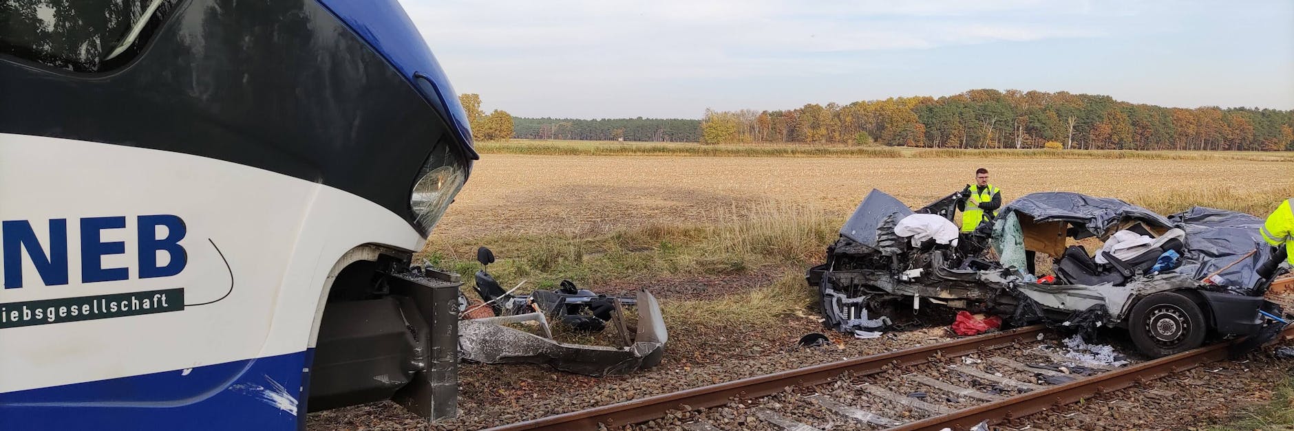 Die Unfallstelle bei Grieben. Der Zug hatte den Transporter erfasst und 100 Meter mitgeschleift. 