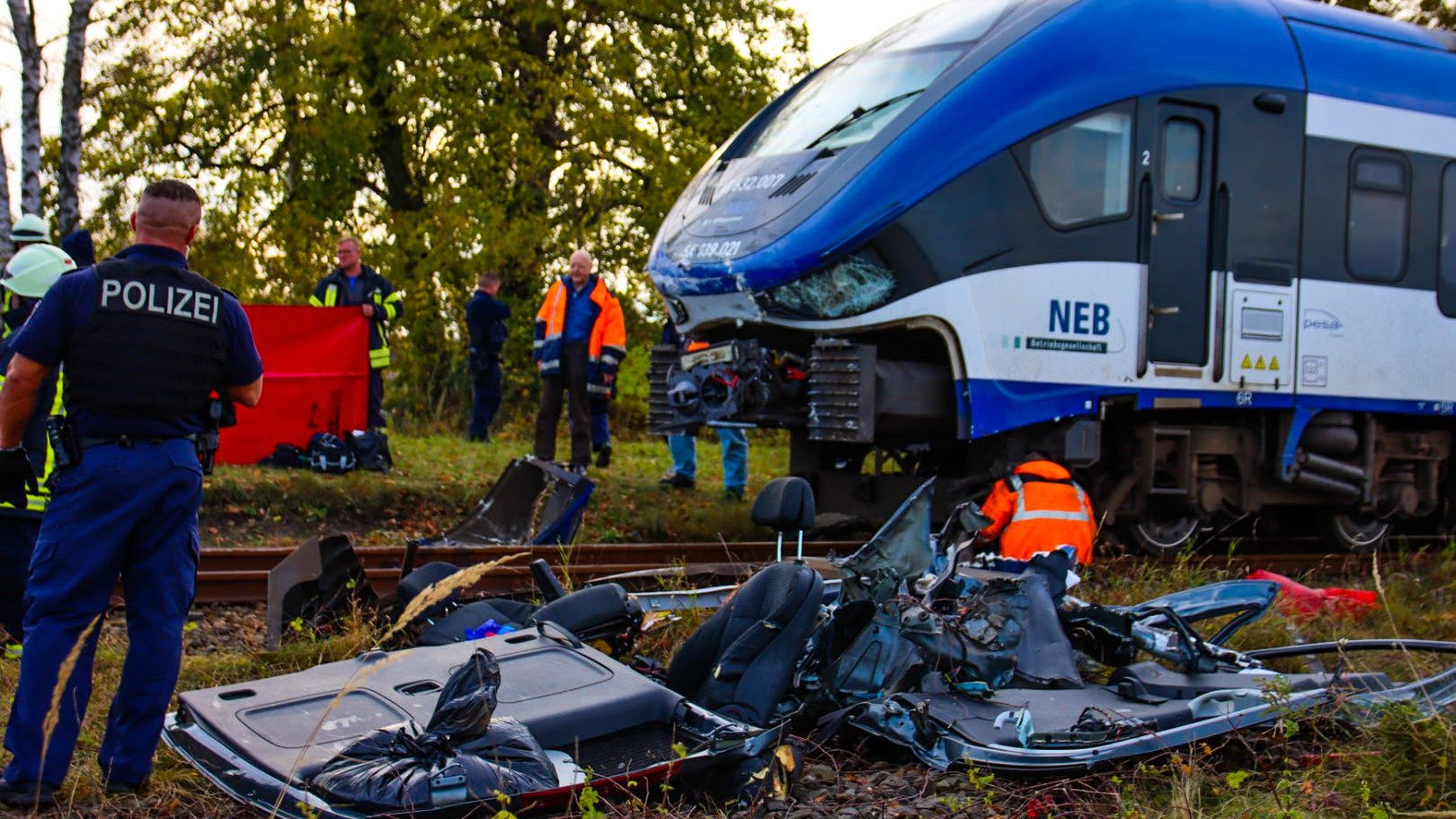 Autoteile liegen an der Unfallstelle. Die Polizei musste den Unfallwagen zerlegen, um die Leichen der Insassen zu bergen.