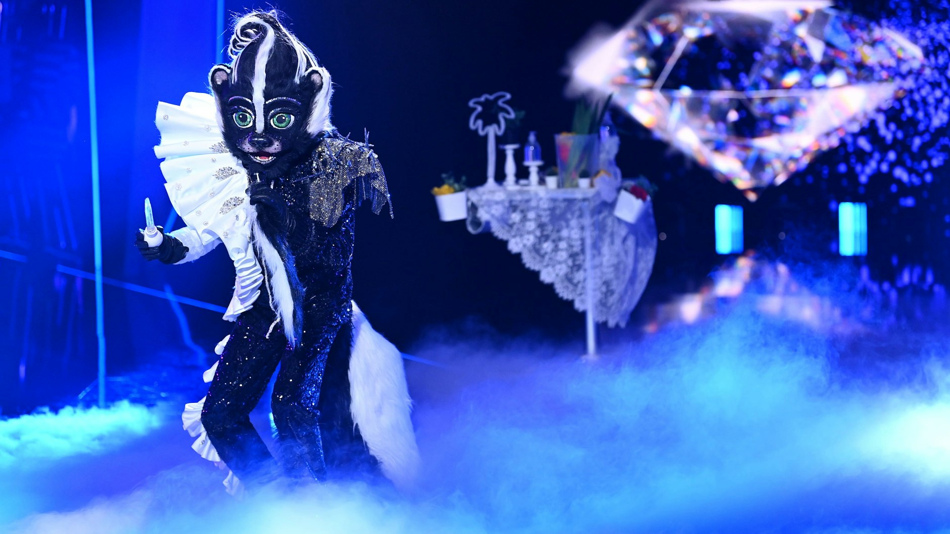 Welcher Promi steckt bei „The Masked Singer“ im Stinktier-Kostüm? Das fragten sich viele. Am Ende gab es eine große Überraschung.