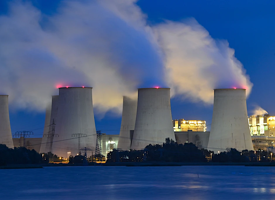 Aus einem Kraftwerk steigt Wasserdampf in den Abendhimmel auf (Symbolbild).&nbsp;