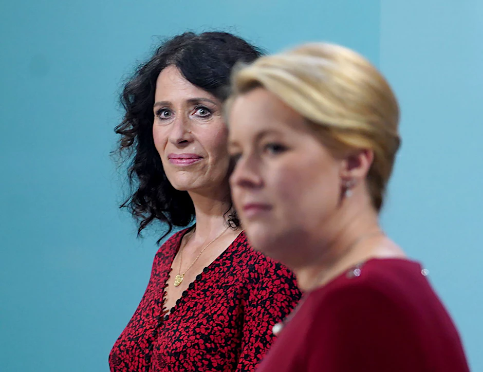 Bettina Jarasch (l.), Spitzenkandidatin der Berliner Grünen, und Franziska Giffey, Spitzenkandidatin der Berliner SPD, stehen bei einer TV-Runde im Studio im Abgeordnetenhaus.