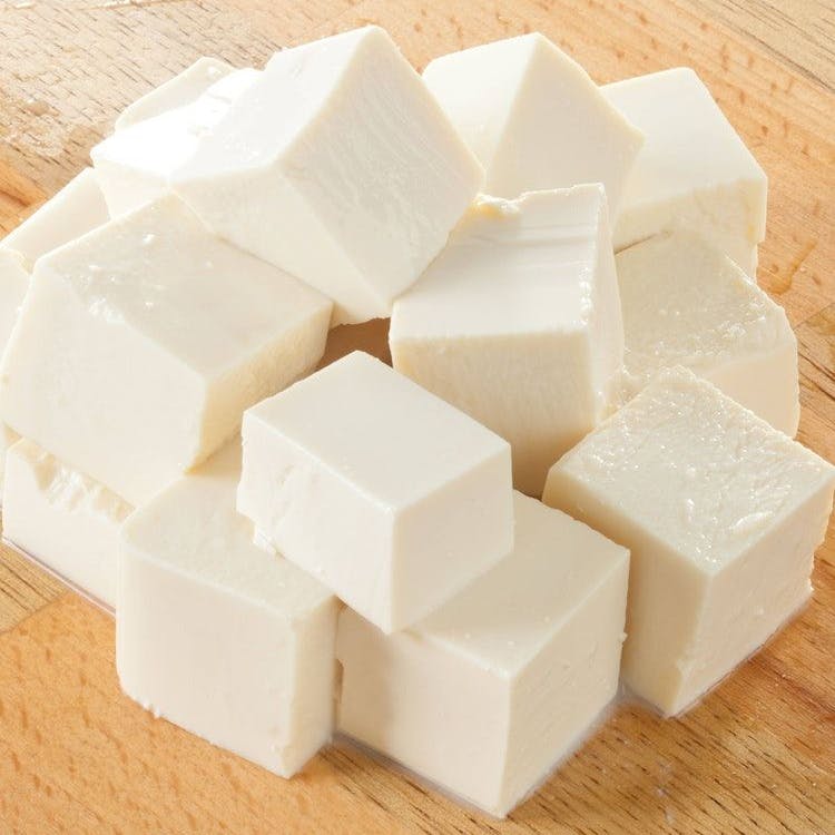 Tofu wird aus zu Sojamilch verarbeiteten weißen Sojabohnen hergestellt.