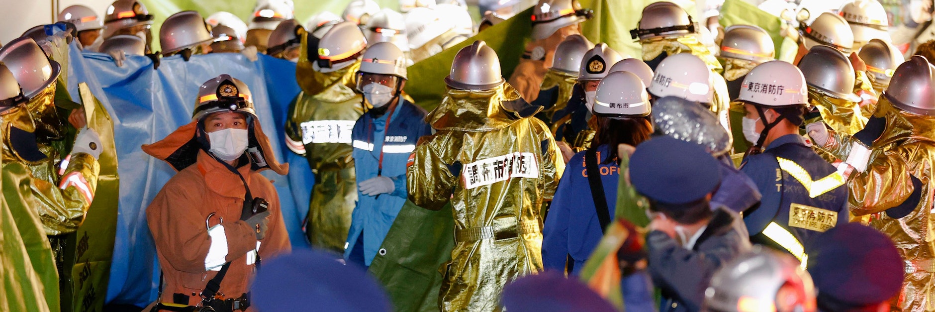 Feuerwehrleute versammeln sich am Bahnhof Kokuryo, nachdem in einem Zug der Keio-Linie ein Feuer ausgebrochen war. Die Polizei nahm den 24 Jahre alten Täter noch am Tatort fest. Er soll in einem Abteil mit einem Messer auf Passagiere losgegangen sein sowie eine Flüssigkeit vergossen und in Brand gesteckt haben.