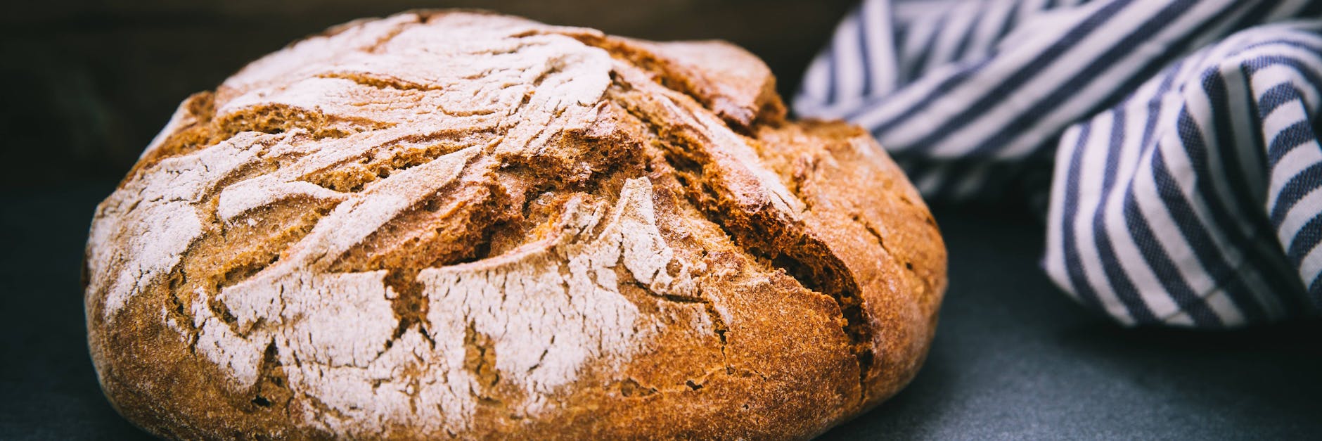 Ein einfaches Mischbrot ist schnell gebacken - ob rund oder in der Kastenform.