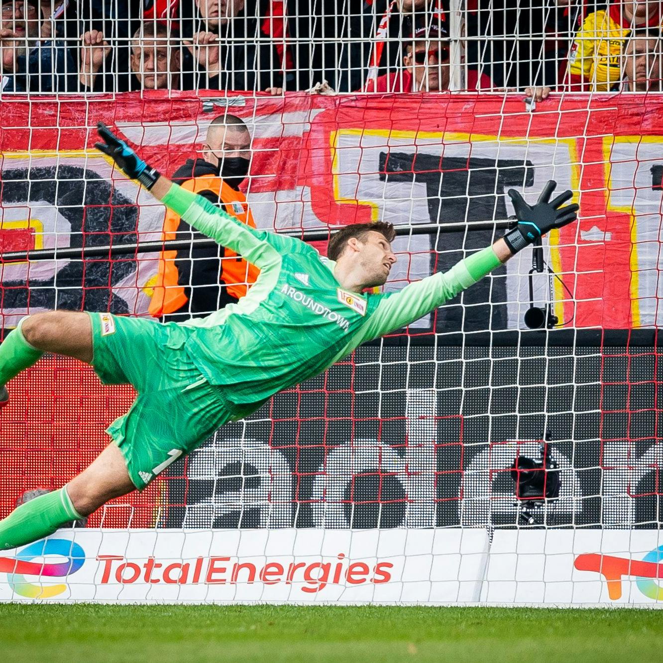 Drin! Andreas Luthe streckt sich vergeblich. Einer von fünf Gegentreffern. Aber das wirft Union nicht um.
