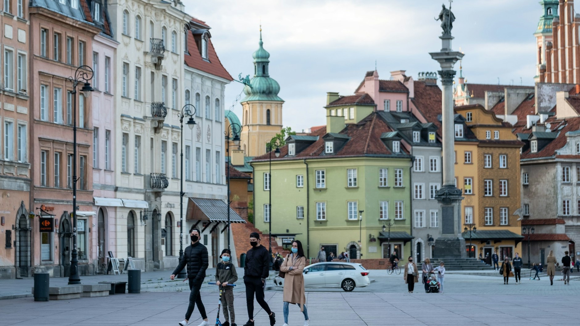 Warschau: Passanten gehen über einen Platz in der Altstadt. In Polen, Tschechien und der Slowakei steigen die Corona-Infektionszahlen stark.