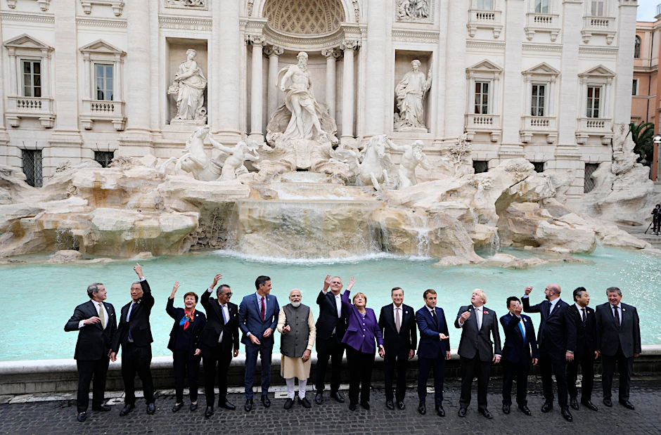 Die Staatsoberhäupter der G20-Länder posieren vor dem Trevi-Brunnen in Rom.