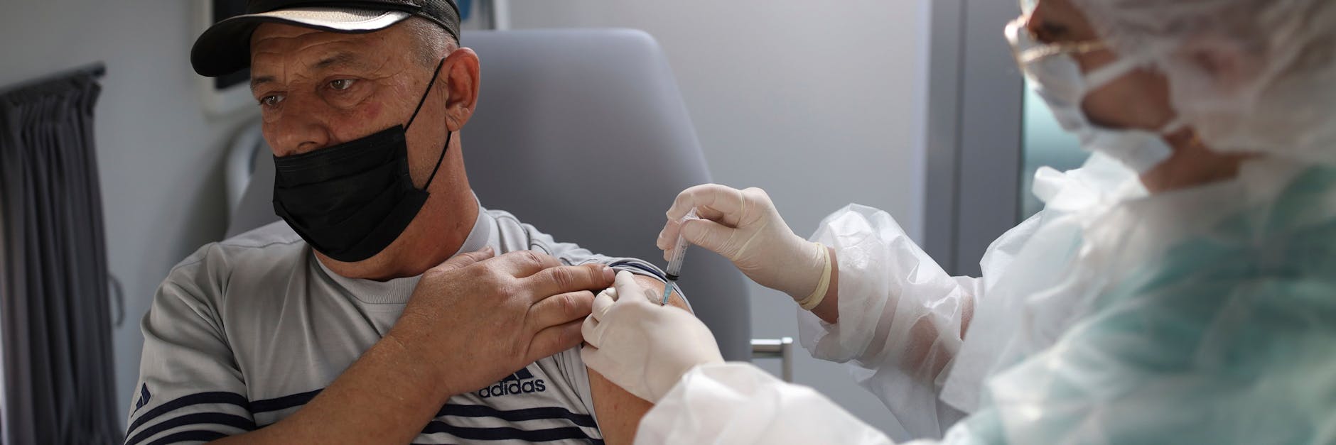 Braucht jeder den dritten Piks? Um die Booster-Impfung tobt ein erbitterter Streit.