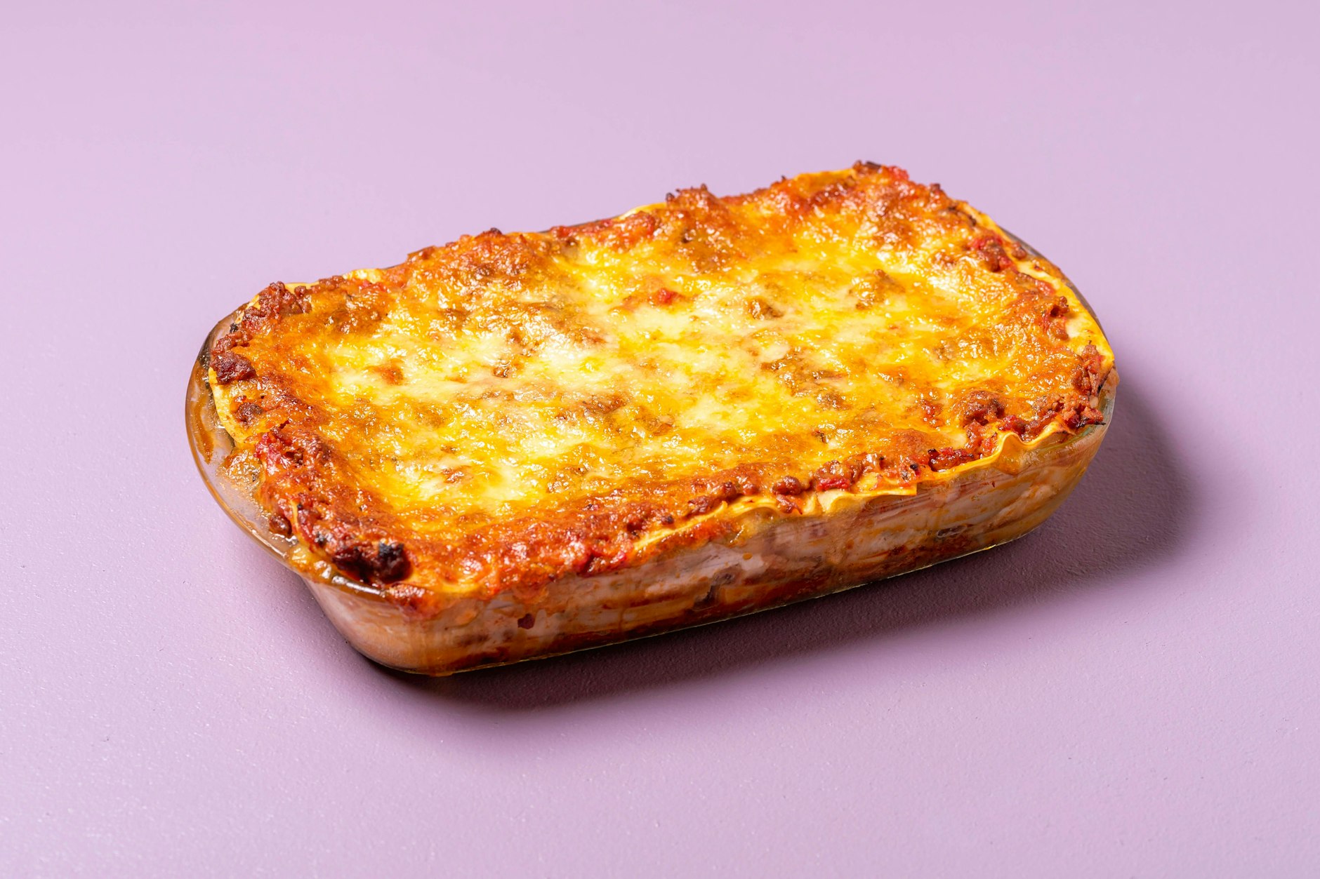 Mit einer klassischen Lasagne hat Kürbis-Lasagne einiges gemein. Ohne Fleisch kommt sie allerdings günstiger und als echter Sattmacher auf dem Tisch&nbsp;