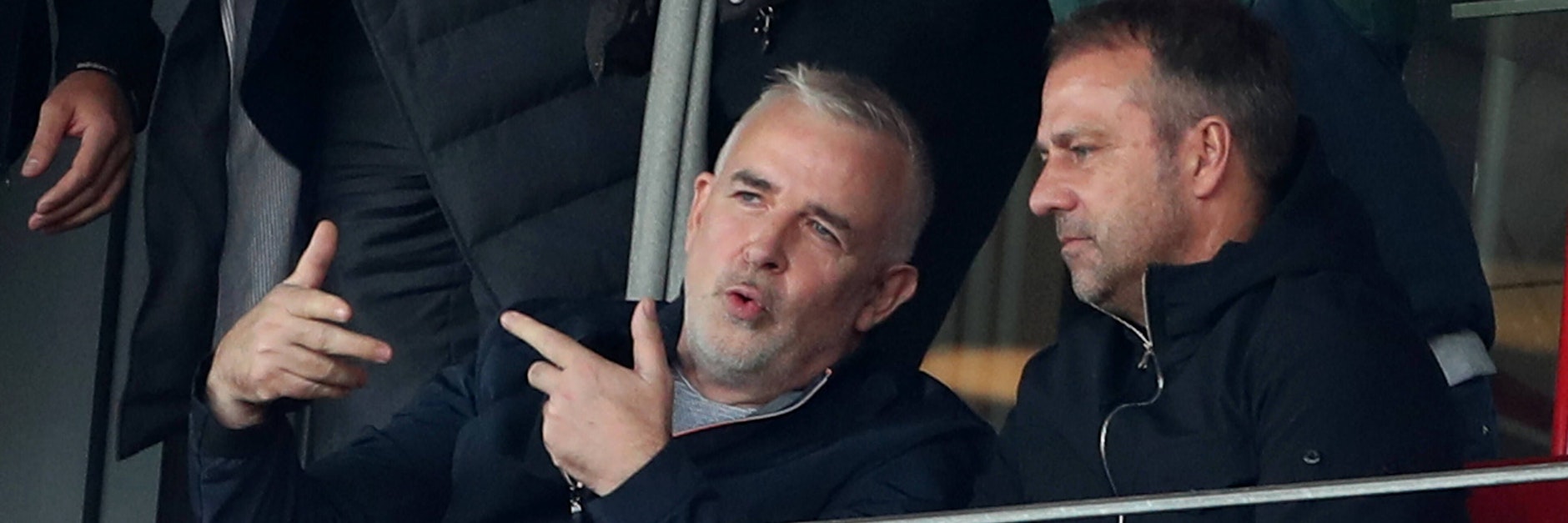 Union-Boss Dirk Zingler erklärt Bundestrainer Hansi Flick auf der Tribüne, was die Alte Försterei ausmacht. Das konnte er dann gegen die Bayern 90 Minuten lang selber erleben.&nbsp;