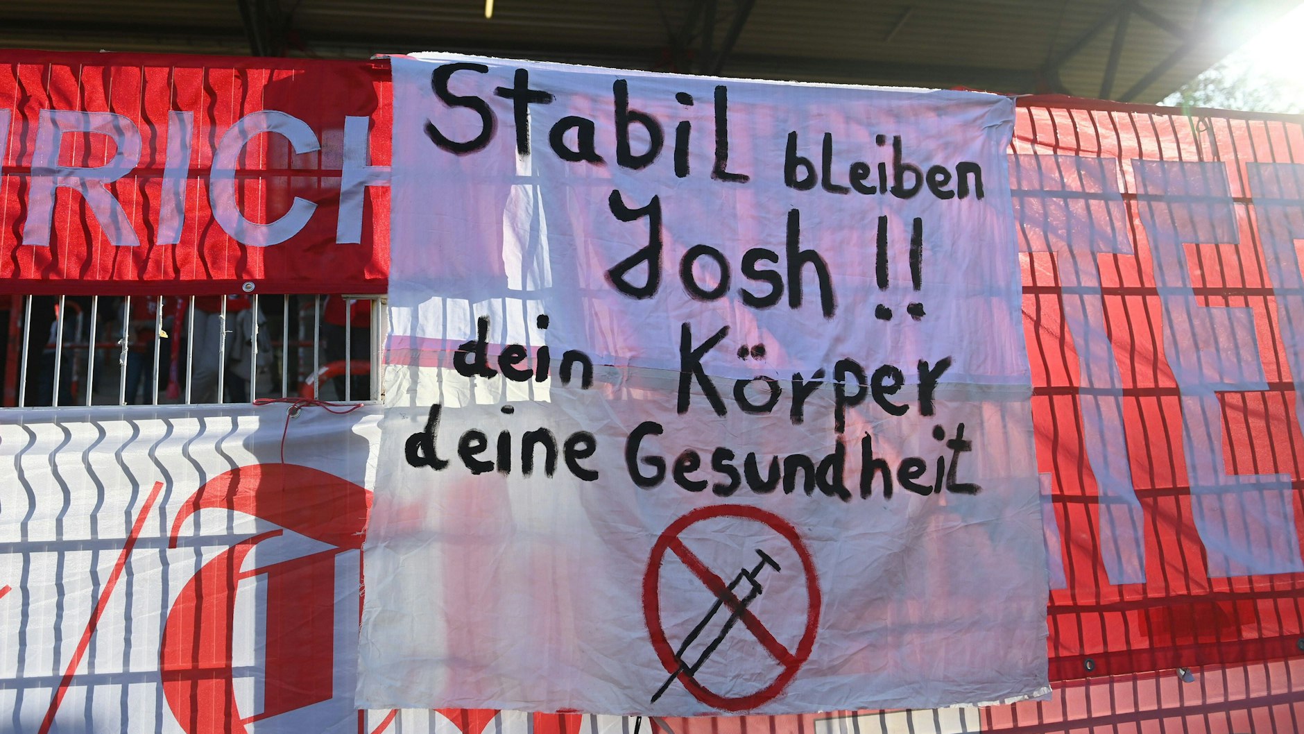 Joshua Kimmich erhielt im Stadion An der Alten Försterei auch Zuspruch von den Fans aus dem Bayern-Block.&nbsp;