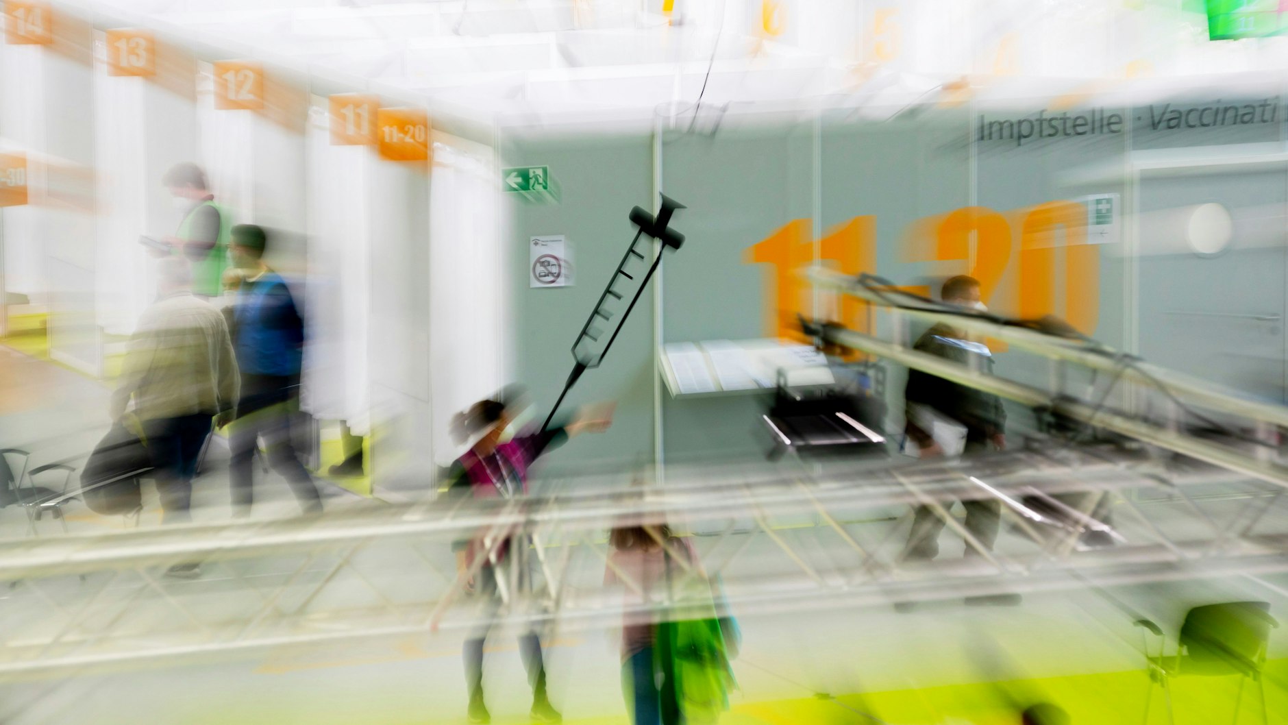 Patienten werden im Corona-Impfzentrum Messe Berlin zum Impfen geleitet. Es ist eines von zwei Impfzentren, die in Berlin noch geöffnet sind.