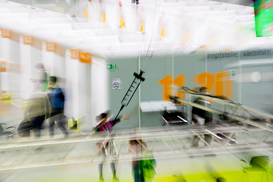 Patienten werden im Corona-Impfzentrum Messe Berlin zum Impfen geleitet. Es ist eines von zwei Impfzentren, die in Berlin noch geöffnet sind.