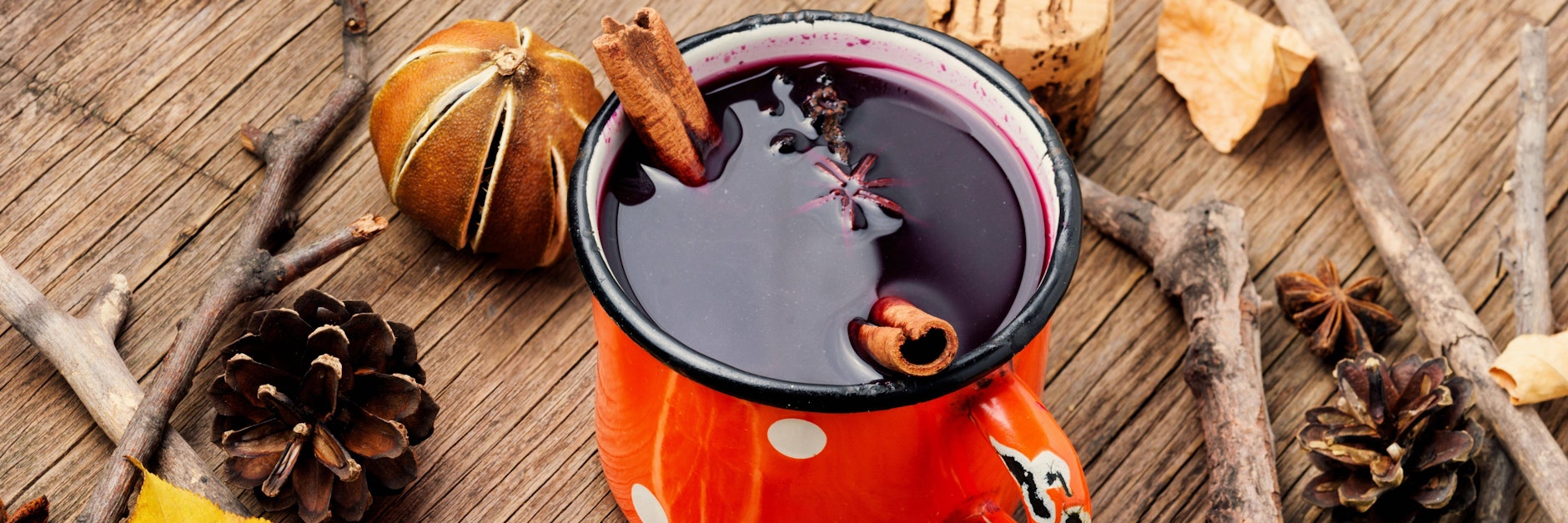 Glühwein schmeckt nicht nur auf dem Weihnachtsmarkt, sondern mit dem richtigen Rezept auch zu Hause.