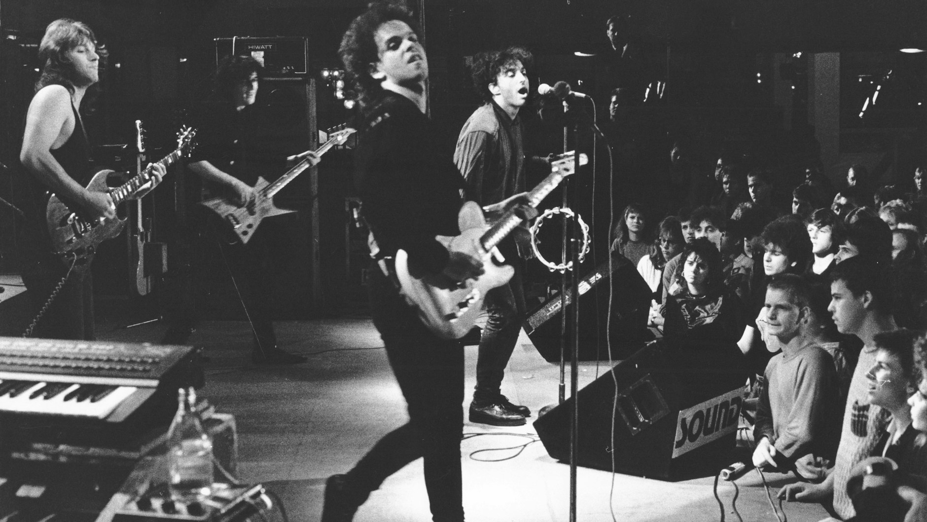 Jürgen Ehle rockt an der Gitarre, André Herzberg am Mikrofon: Pankow 1988 im Palast der Republik