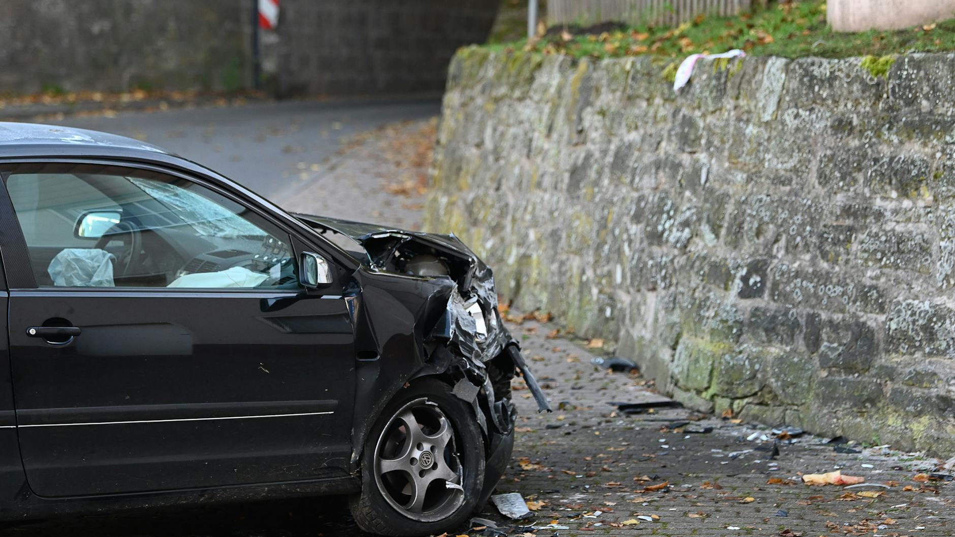Ein schwarzer VW Polo steht nach einem Unfall vor einer Kindertagesstätte im Ortsteil Gertenbach. Ein Autofahrer soll mit Absicht in eine Gruppe von Kindern gefahren sein. 