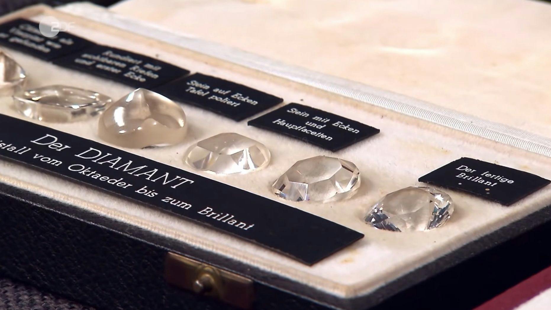 Auch eine Schatulle mit den Schritten zu einem perfekten Brillanten steht bei „Bares für Rares“ zum Verkauf.