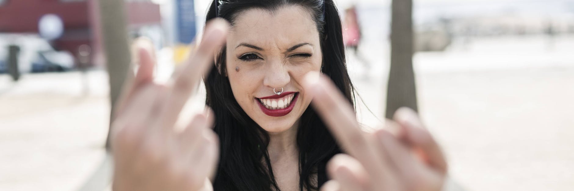 Stinkefinger zeigt man nicht - aber eine Beleidigung muss trotzdem kein Kündigungsgrund für ein Mietverhältnis sein.