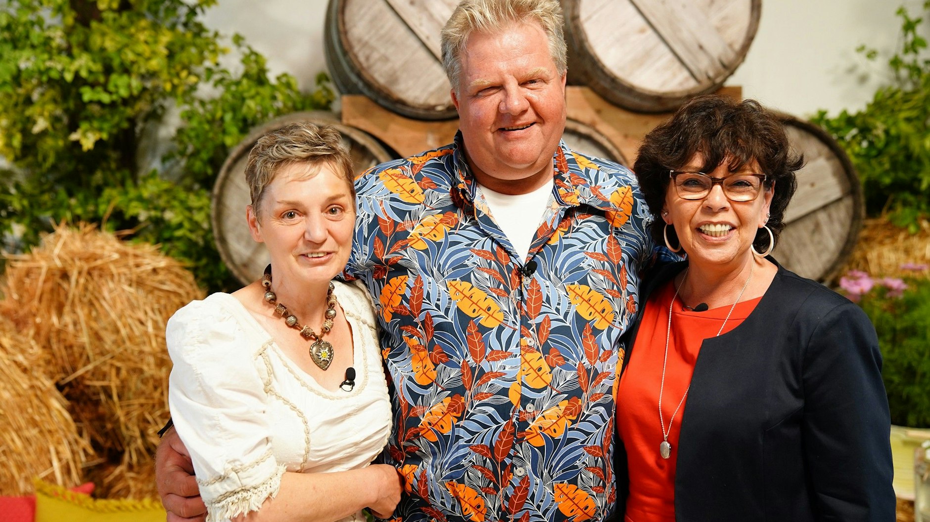 Das Scheunenfest genießt „Bauer sucht Frau“-Rinderhalter Torsten mit Karin und Claudia.
