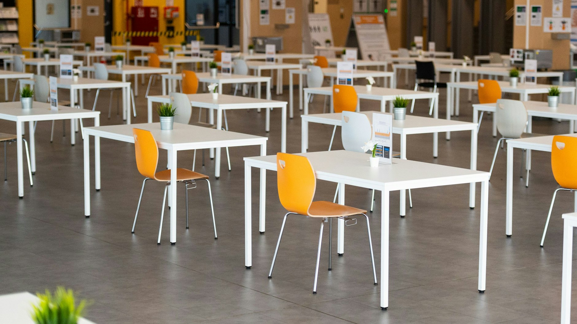 In einer Firmenkantine stehen die Tische aus Sicherheitsgründen auf Abstand (Symbolbild). Einigen Unternehmen in Nordrhein-Westfalen reicht das nicht. Sie wollen getrennte Essbereiche für Geimpfte und Ungeimpfte.&nbsp;