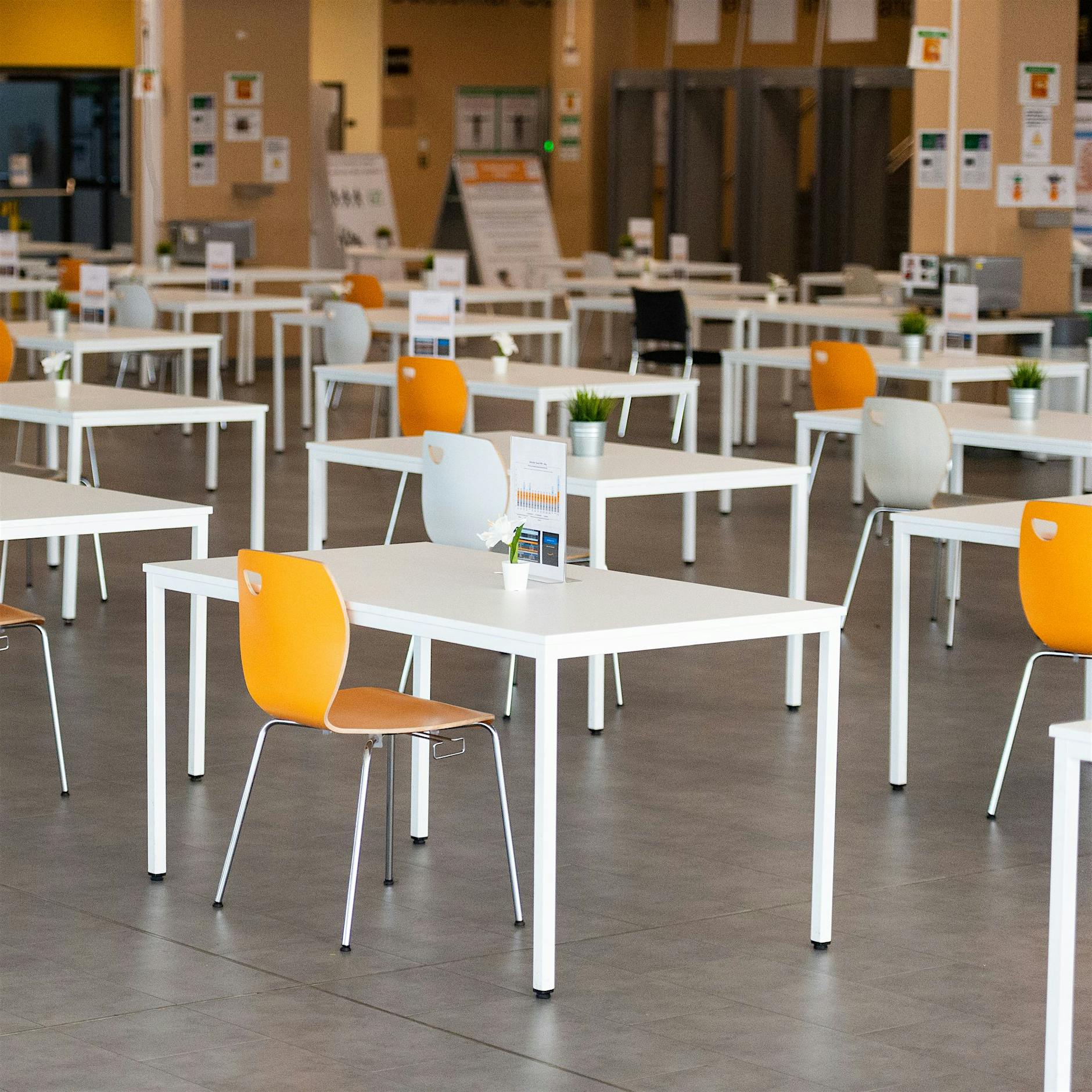 Getrennt essen: Erste Unternehmen wollen 2G-Regel in Kantinen