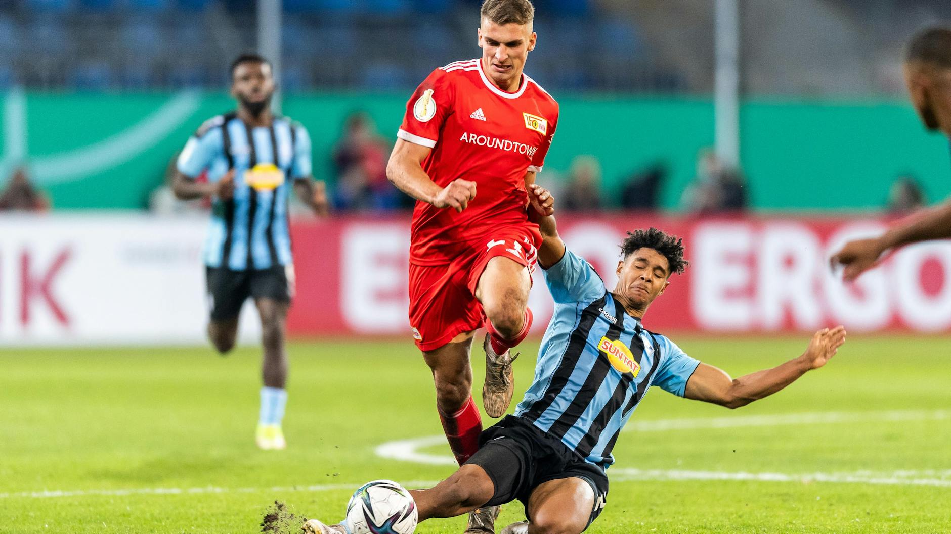 Im DFB-Pokal gegen den 1. FC Union Berlin um Grischa Prömel fiel Waldhof Mannheims Niklas-Wilson Sommer (r.) sportlich auf. Neben dem Platz ist er auf Twitch und YouTube sehr erfolgreich.