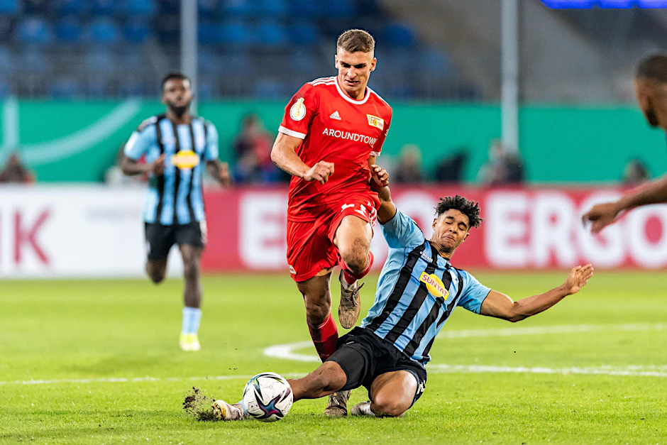 Im DFB-Pokal gegen den 1. FC Union Berlin um Grischa Prömel fiel Waldhof Mannheims Niklas-Wilson Sommer (r.) sportlich auf. Neben dem Platz ist er auf Twitch und YouTube sehr erfolgreich.