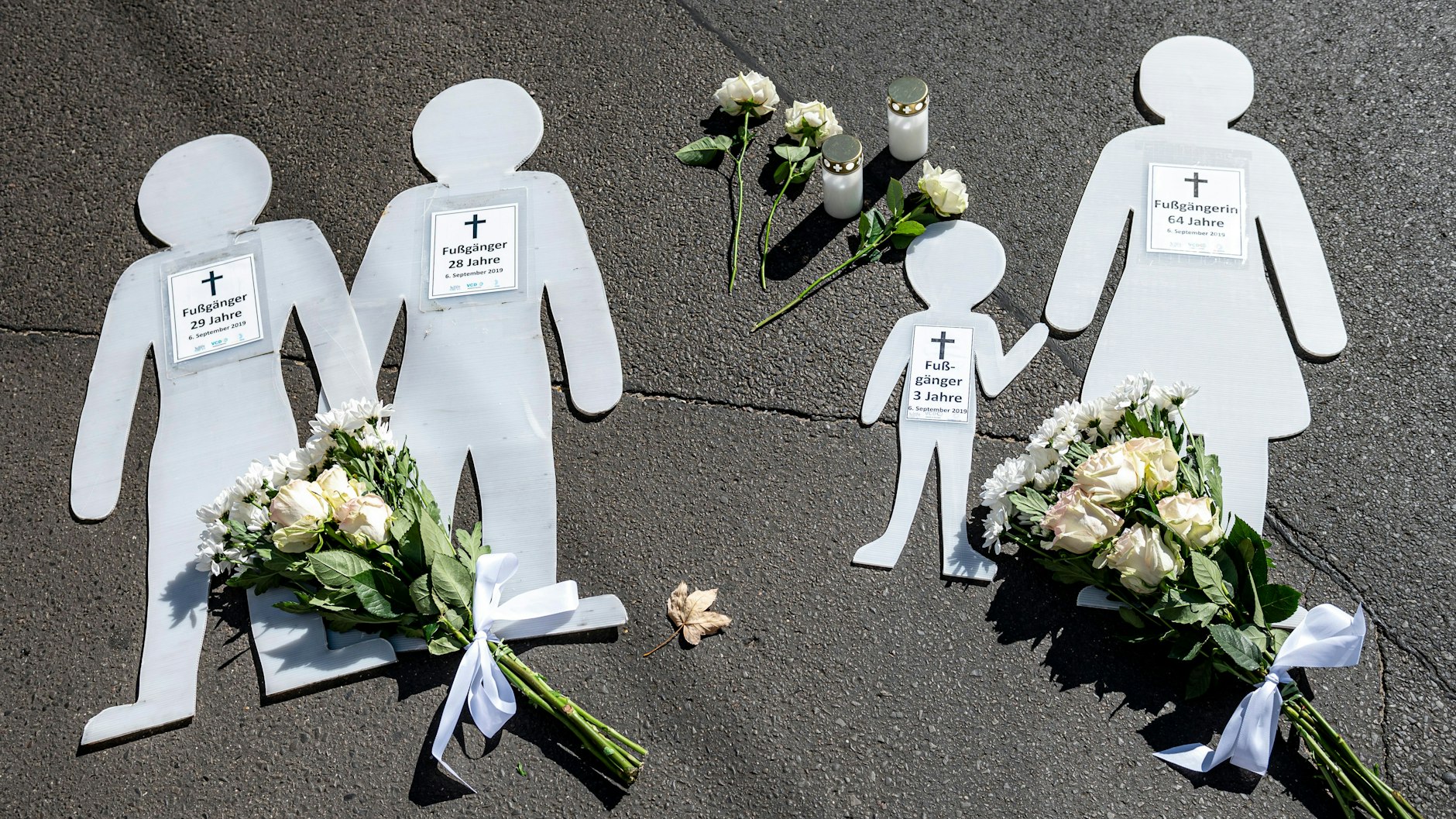 Mit Figuren wurde bei einer Mahnwache in der Invalidenstraße der vier getöteten Fußgänger gedacht.
