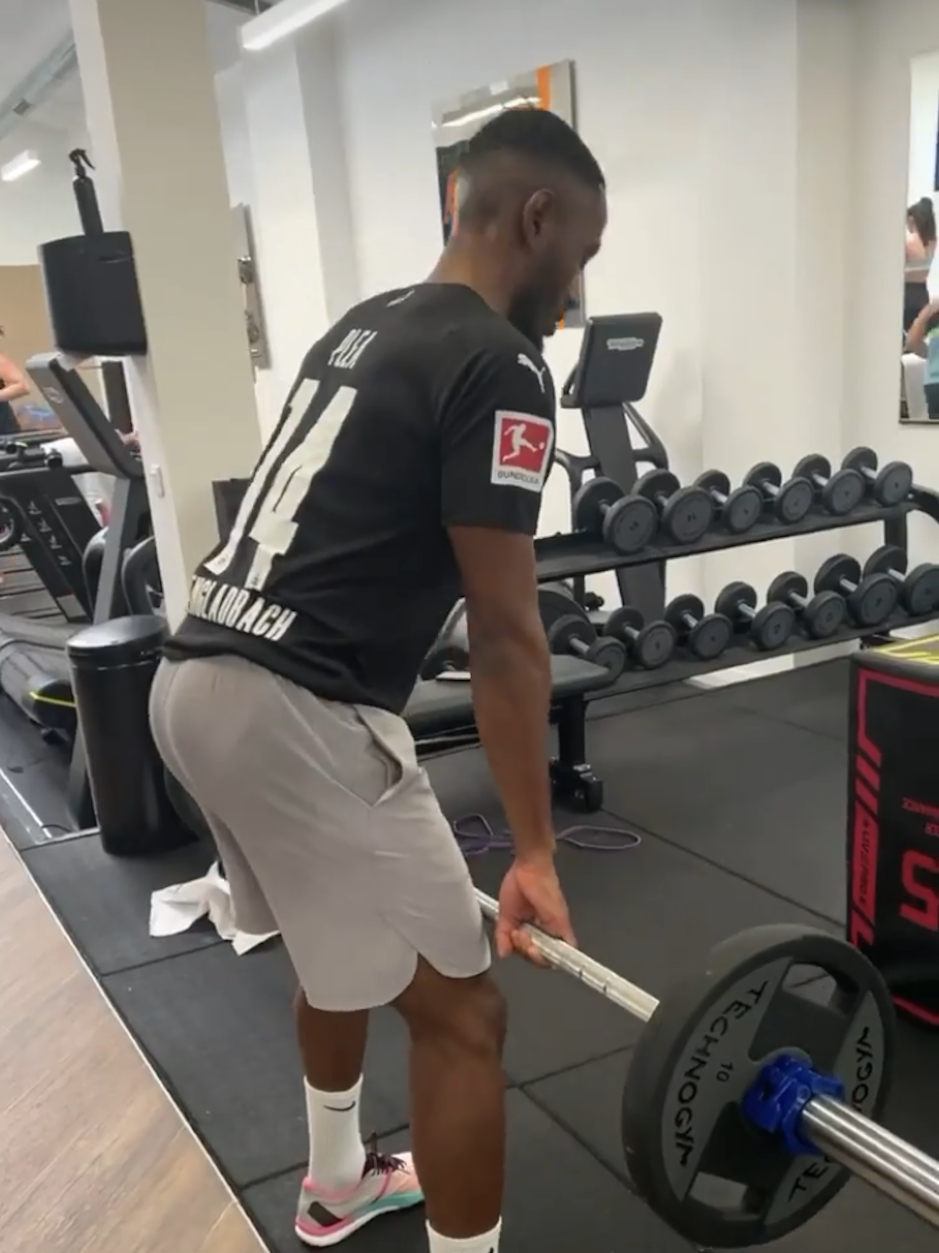 Herthas Myziane Maolida pumpt im Gladbach-Trikot von Alassane Plea.