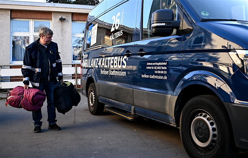 Kältebusfahrer Matthias Spreemann belädt einen Bus der Berliner Stadtmission. Ab sofort sind die rollenden Hilfsangebote wieder unterwegs.