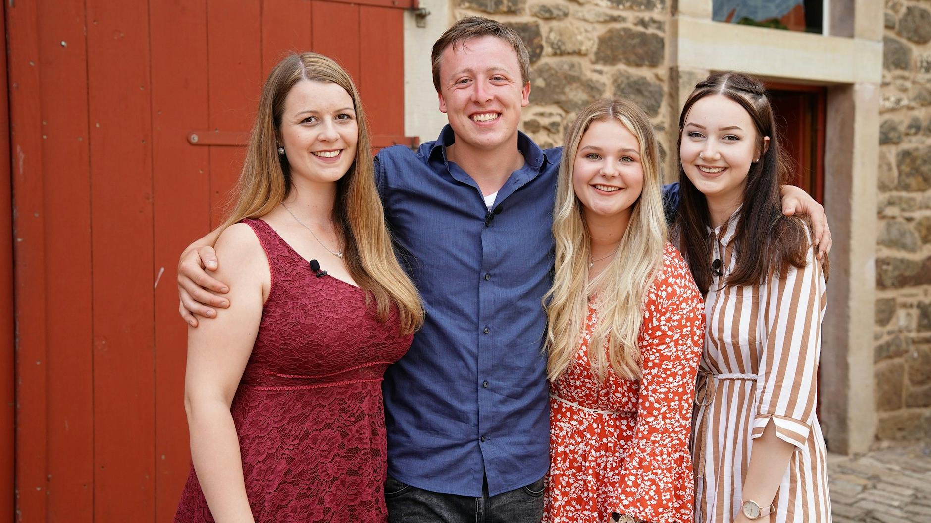 „Bauer sucht Frau“-Schafhalter Dirk hat Saskia, Sophie und Elisabeth (v. l.) aufs Scheunenfest eingeladen.