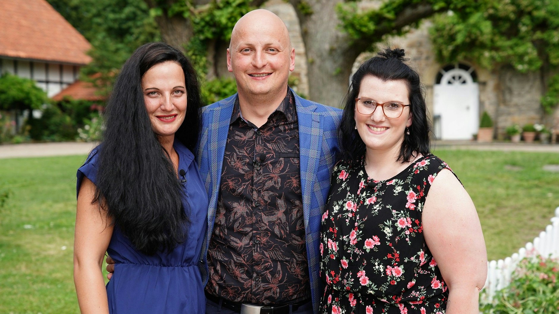 „Bauer sucht Frau“-Schweinebauer Matze findet Gefallen an Eyleen (l.) und Denise.