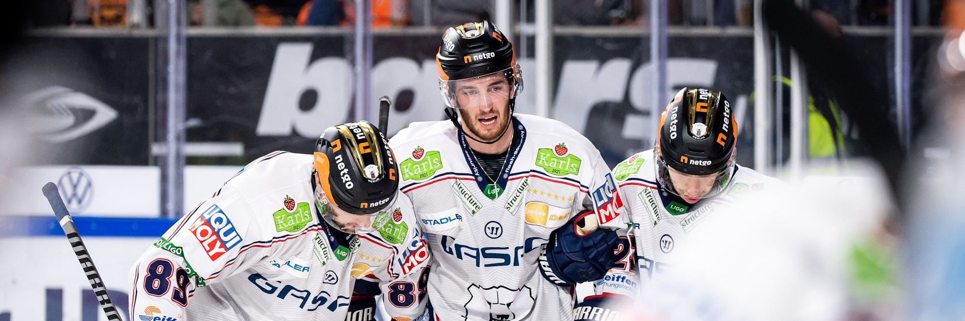 Eisbär Blaine Byron konnte in Wolfsburg nur mit Hilfe seiner Kollegen Zach Boychuk (l.) und Kevin Clark das Eis verlassen. 