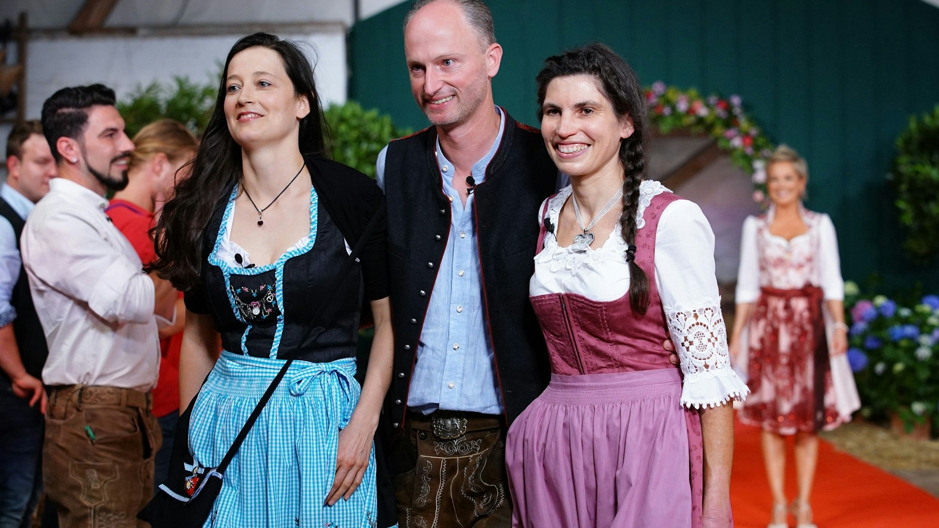 Bei „Bauer sucht Frau“ hatte Ferkel- und Bienenzüchter Hubert Melanie (l.) und Andrea zum Scheunenfest eingeladen.