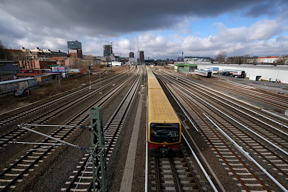 Ein Zug der S-Bahn GmbH an der Modersohnbrücke in Friedrichshain. Die Strecke ist ein Teil der Stadtbahn, die von Ost nach West durch Berlin führt – und um die es in der Ausschreibung geht.