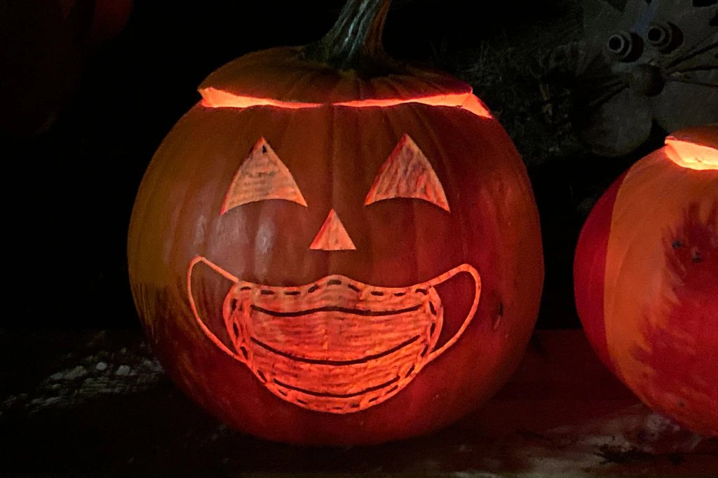 Halloween in Berlin: Randalierer werfen Böller und Eier