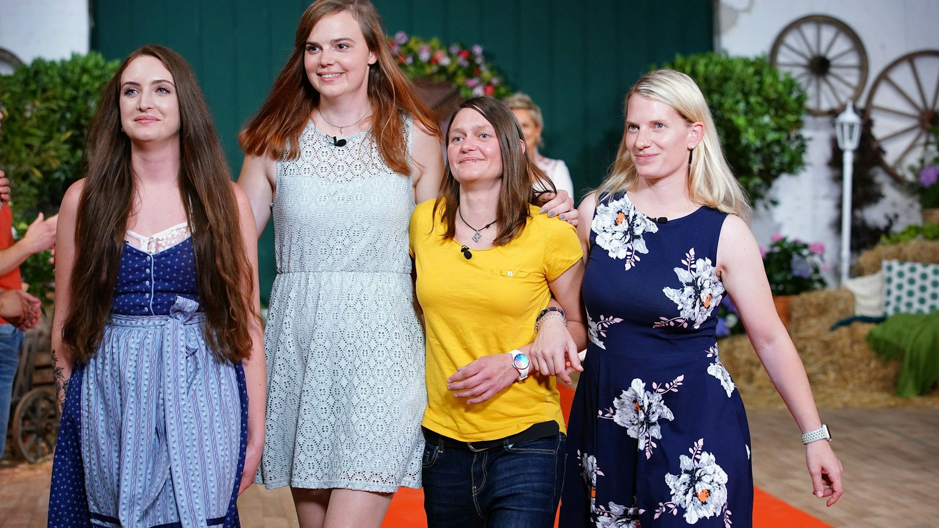 „Bauer sucht Frau“-Pferdewirtin Lara hat drei Auserwählte eingeladen: Melanie (r.), Jennifer, Franziska (l.).