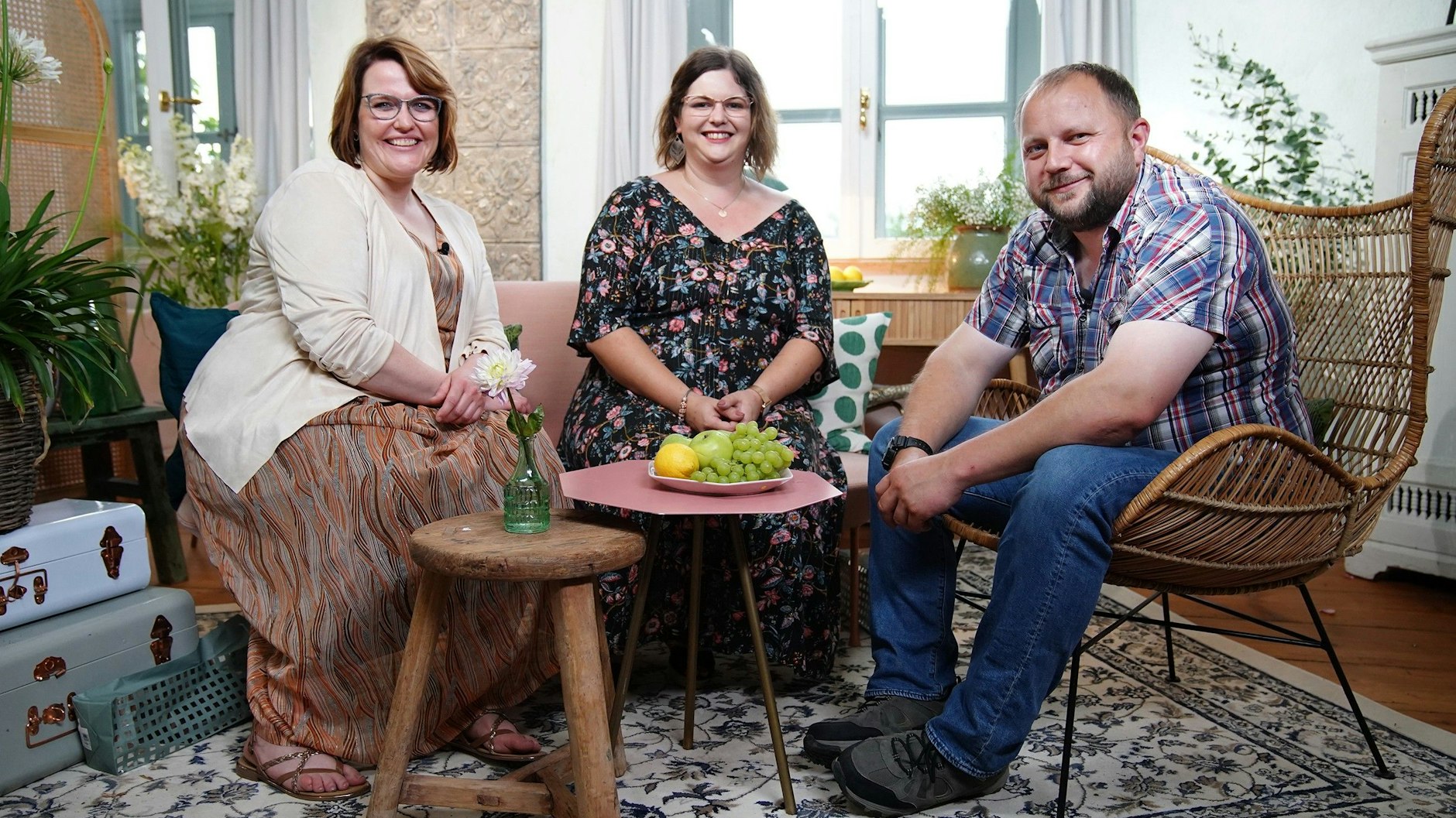 „Bauer sucht Frau“-Kuh-und-Schweinehalter Mike hat Michaela (l.) und Sandra ein Geschenk mitgebracht.