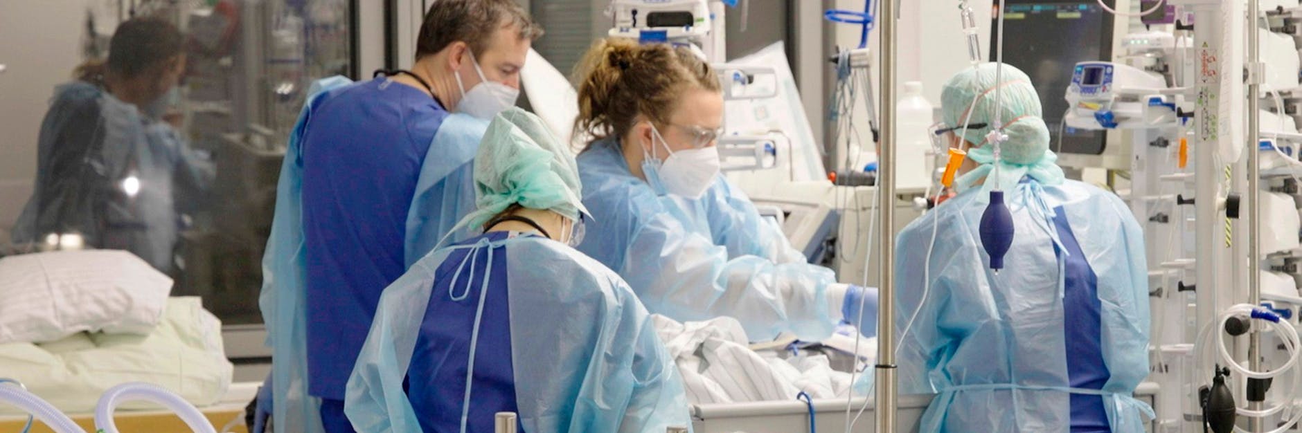 Ärzte und Pfleger arbeiten auf der Corona-Intensivstation der Charité am Bett einer jungen Patientin.