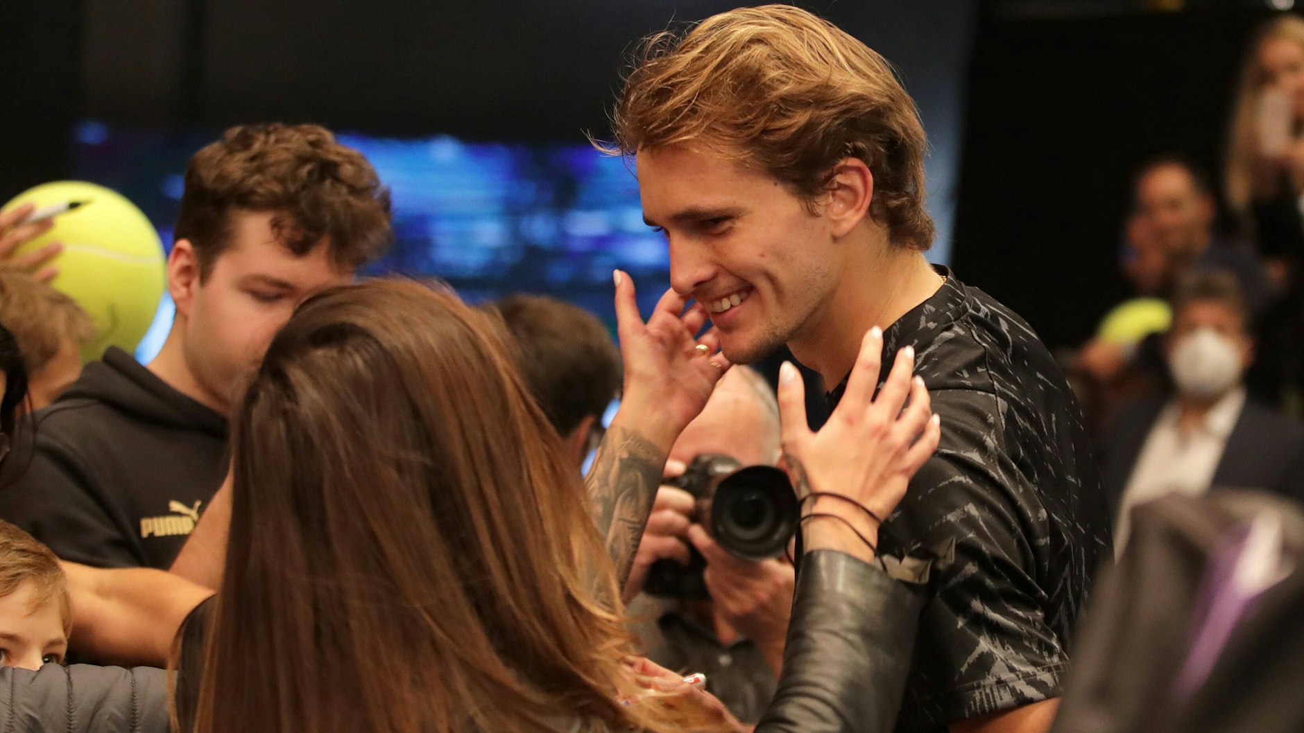 Ein Siegerkuss von Sophia: Thomalla herzt Alexander Zverev nach dessen Turniersieg in Wien.