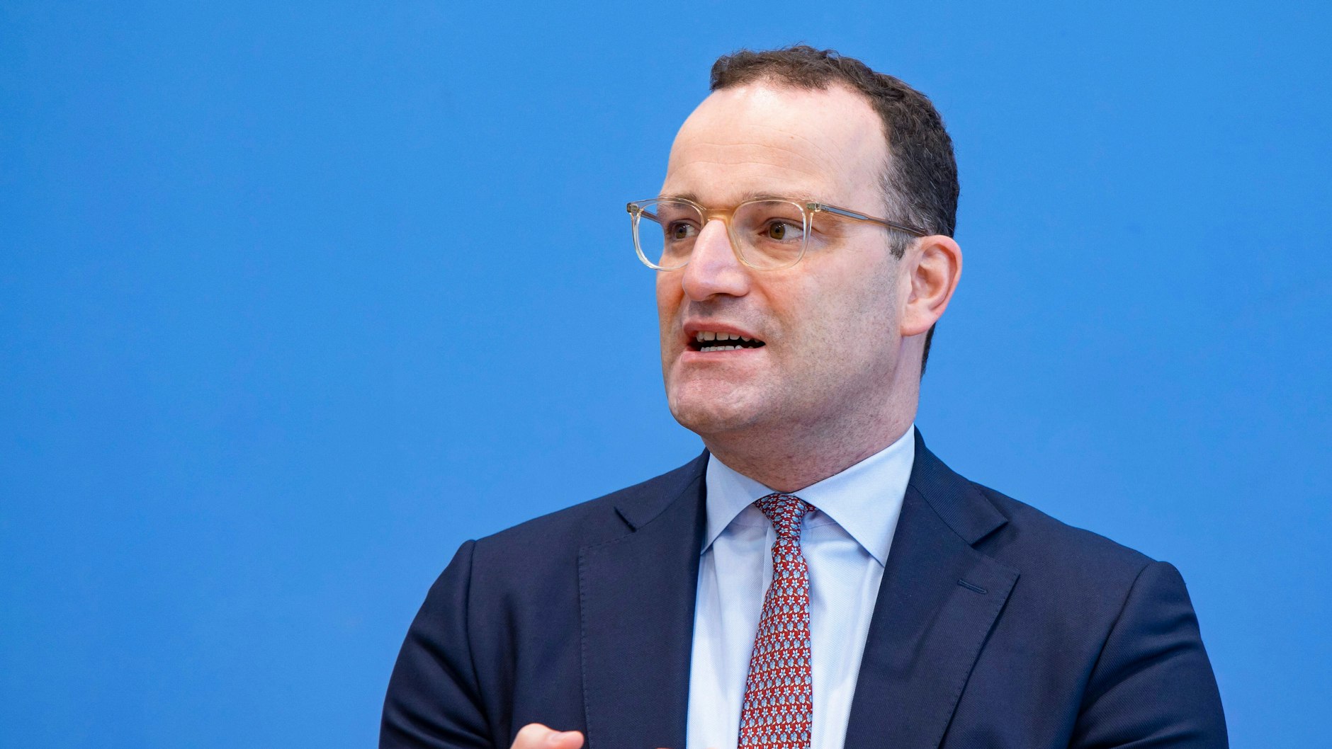 Bundesgesundheitsminister Jens Spahn (CDU) will die Auffrischungsimpfung allen Bürgern anbieten. Das sorgt für Kritik. (Archivbild)